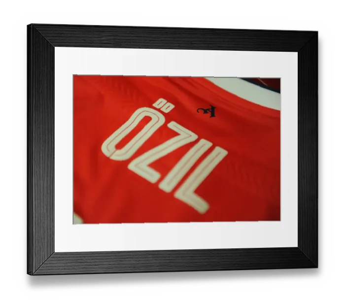 Framed Print : Mesut Ozil in Arsenal Changing Room - Arsenal vs Paris Saint-Germain, UEFA Champions League (2016-17) Framed Print : Mesut Ozil in Arsenal Changing Room - Arsenal vs Paris Saint-Germain, UEFA Champions League (2016-17)