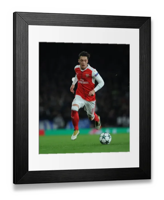 Framed Print : Mesut Ozil in Action: Arsenal vs Paris Saint-Germain, UEFA Champions League 2016-17 Framed Print : Mesut Ozil in Action: Arsenal vs Paris Saint-Germain, UEFA Champions League 2016-17