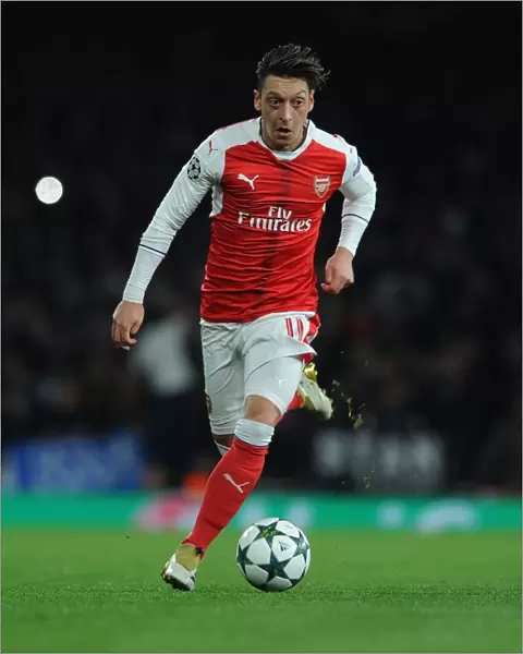 Mesut Ozil in Action: Arsenal FC vs Paris Saint-Germain, UEFA Champions League, 2016-17