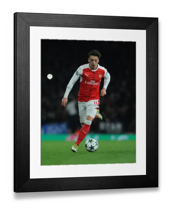 Framed Print : Mesut Ozil in Action: Arsenal FC vs Paris Saint-Germain, UEFA Champions League, 2016-17 Framed Print : Mesut Ozil in Action: Arsenal FC vs Paris Saint-Germain, UEFA Champions League, 2016-17