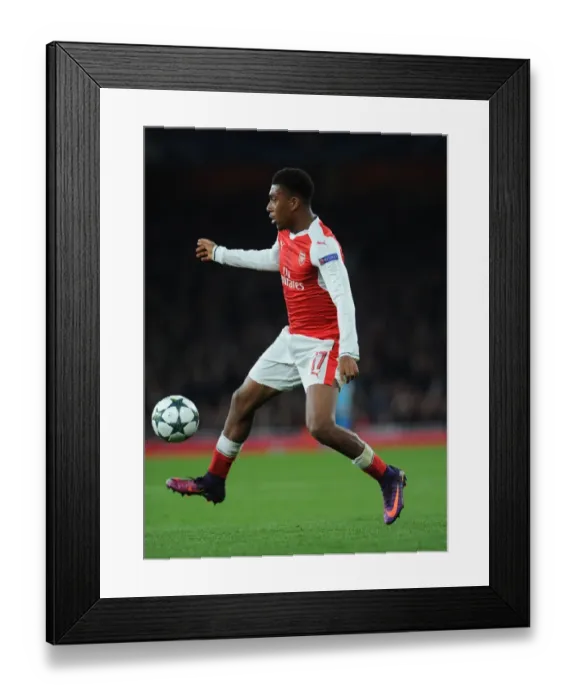 Framed Print : Arsenal's Alex Iwobi Goes Head-to-Head with Paris Saint-Germain in the 2016-17 UEFA Champions League