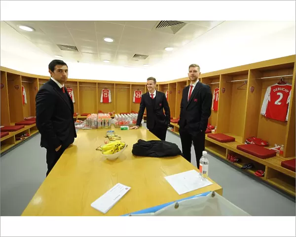 Arsenal: Pre-Match Huddle - Emiliano Martinez, Rob Holding, and Per Mertesacker