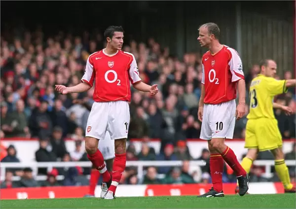 Robin van Persie and Dennis Bergkamp (Arsenal). Arsenal 4: 0 Charlton Athletic