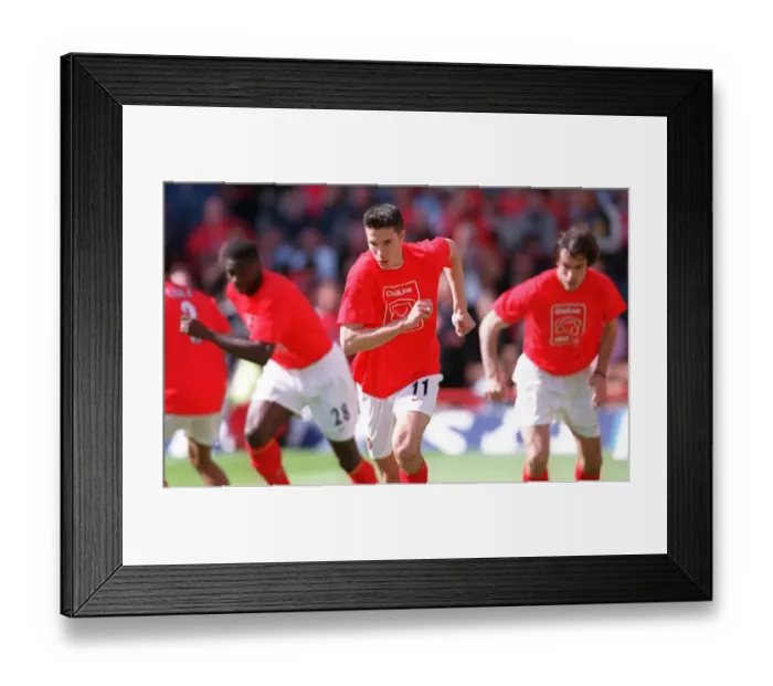 Framed Print : Robin van Persie (Arsenal) warms up in a Childline shirt. Arsenal 3: 1 Liverpool Framed Print : Robin van Persie (Arsenal) warms up in a Childline shirt. Arsenal 3: 1 Liverpool