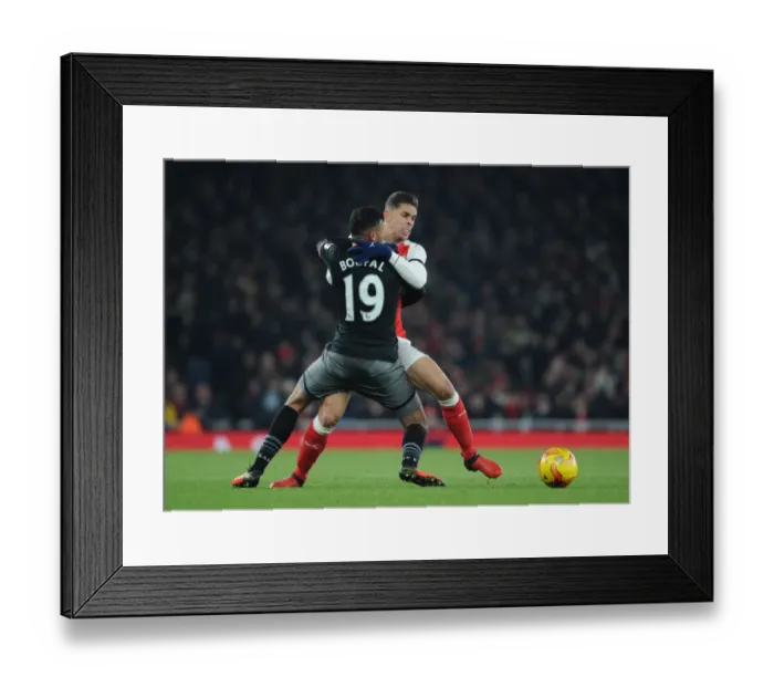 Framed Print : Arsenal vs. Southampton: EFL Cup Quarter-Final Battle at Emirates Stadium