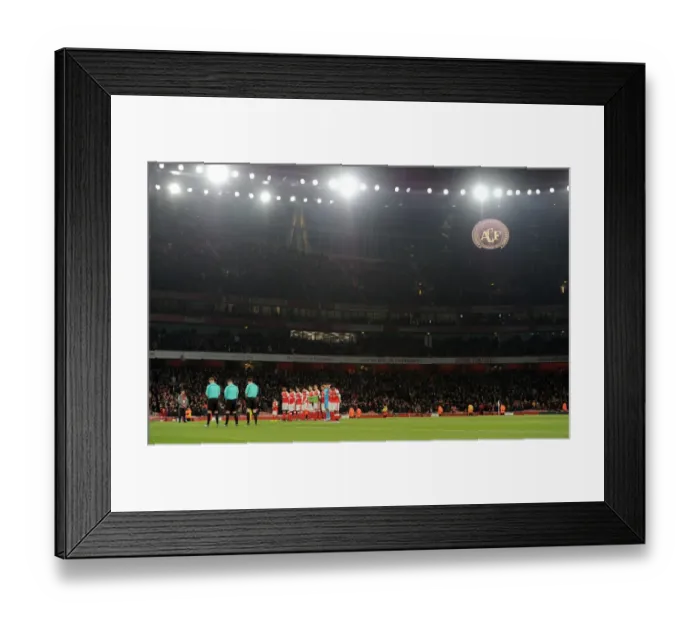Framed Print : Arsenal team during a minutes silence for the Brazilian football team Chapecoense