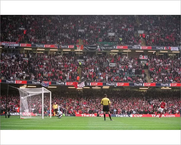 Robin van Persie (Arsenal) scores his penalty in the shoot out past Roy Carroll (Man Utd)