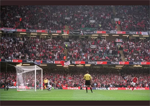 Robin van Persie (Arsenal) scores his penalty in the shoot out past Roy Carroll (Man Utd)