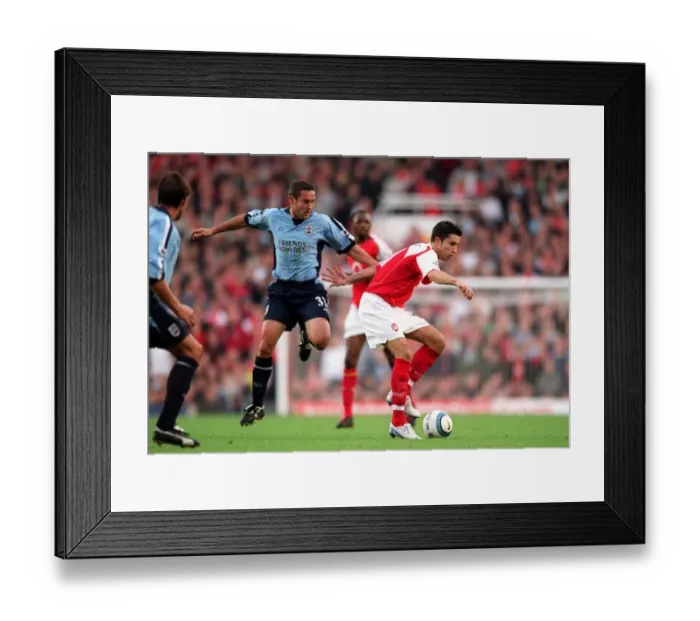 Framed Print : Robin van Persie (Arsenal) Paul Telfer (Soton). Arsenal 2: 2 Southampton