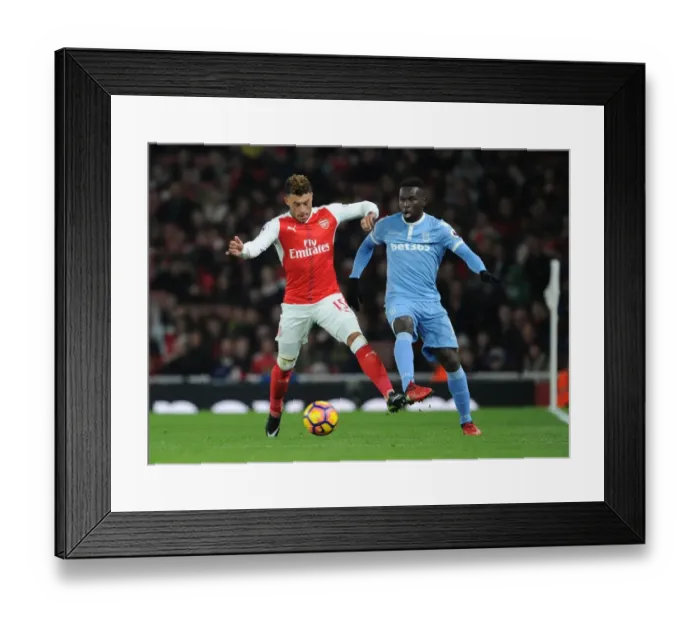 Framed Print : Arsenal's Oxlade-Chamberlain Outmaneuvers Stoke's Martins Indi in Premier League Clash