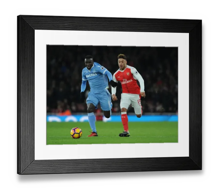 Framed Print : Arsenal's Oxlade-Chamberlain Clashes with Stoke's Diouf in Premier League Showdown Framed Print : Arsenal's Oxlade-Chamberlain Clashes with Stoke's Diouf in Premier League Showdown