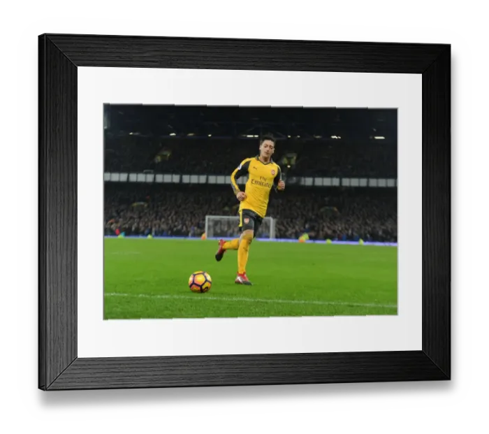 Framed Print : Mesut Ozil in Action: Everton vs Arsenal, Premier League 2016-17