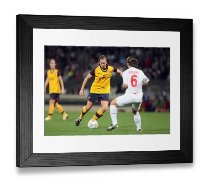 Framed Print : Jayne Ludlow (Arsenal) Simone Gomes (Lyon) Framed Print : Jayne Ludlow (Arsenal) Simone Gomes (Lyon)