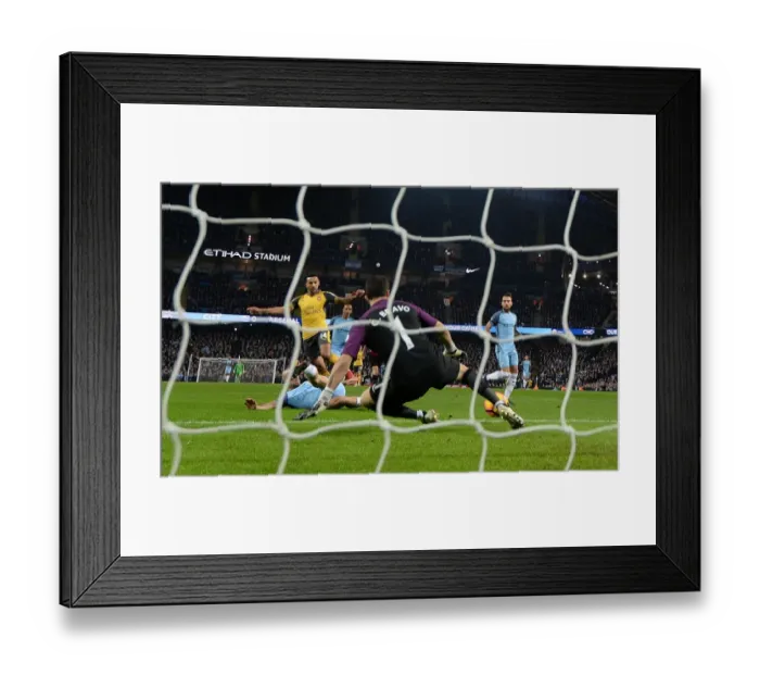 Framed Print : Theo Walcott Scores Against Claudio Bravo: A Premier League Goal for Arsenal at Manchester City (2016-17) Framed Print : Theo Walcott Scores Against Claudio Bravo: A Premier League Goal for Arsenal at Manchester City (2016-17)