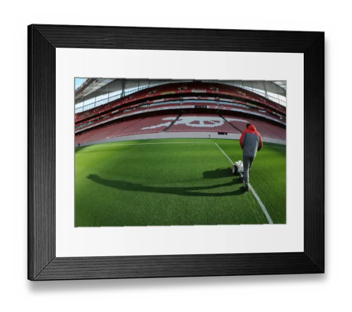 Framed Print : Arsenal Groundsman Prepares Emirates Stadium Pitch for Arsenal vs West Bromwich Albion (2016-17) Framed Print : Arsenal Groundsman Prepares Emirates Stadium Pitch for Arsenal vs West Bromwich Albion (2016-17)
