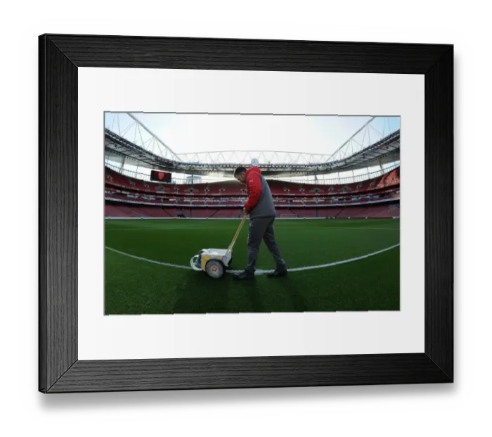 Framed Print : Arsenal Groundsman Prepares Emirates Stadium Pitch for Arsenal vs West Bromwich Albion (2016-17) Framed Print : Arsenal Groundsman Prepares Emirates Stadium Pitch for Arsenal vs West Bromwich Albion (2016-17)
