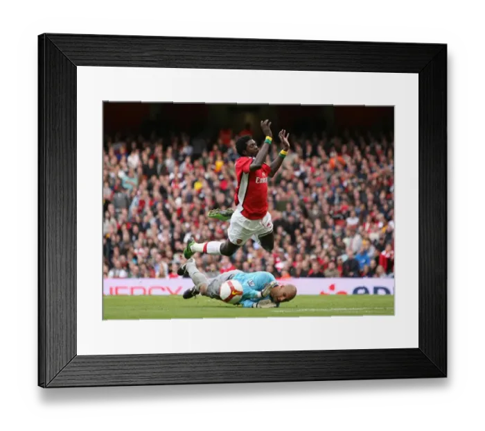 Framed Print : Emmanuel Adebayor (Arsenal) Tim Howard (Everton)