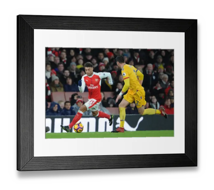Framed Print : Oxlade-Chamberlain vs Martin Kelly: A Battle at the Emirates (January 2017)