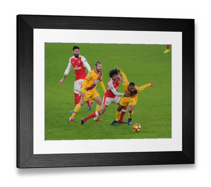 Framed Print : Arsenal vs. Crystal Palace: Elneny vs. Puncheon - Intense Battle in the Premier League