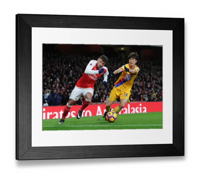 Framed Print : Arsenal's Alex Oxlade-Chamberlain Faces Off Against Crystal Palace's Chung-Yong Lee