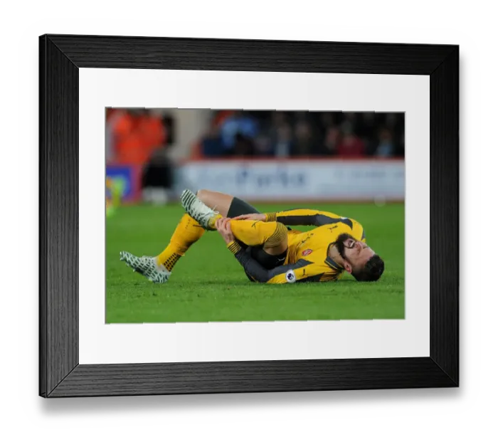 Framed Print : Arsenal's Olivier Giroud Injures Ankle Against AFC Bournemouth (2016-17) Framed Print : Arsenal's Olivier Giroud Injures Ankle Against AFC Bournemouth (2016-17)