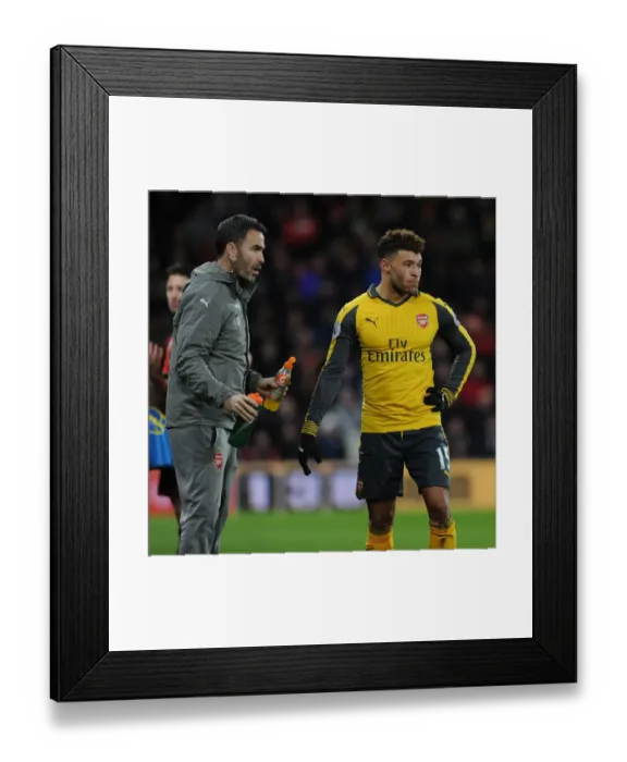 Framed Print : Arsenal's Oxlade-Chamberlain Hydrates with Fitness Coach Amidst AFC Bournemouth Clash (2016-17) Framed Print : Arsenal's Oxlade-Chamberlain Hydrates with Fitness Coach Amidst AFC Bournemouth Clash (2016-17)
