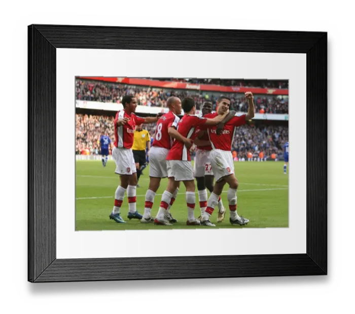 Framed Print : Robin van Persie celebrates scoring the 2nd Arsenal