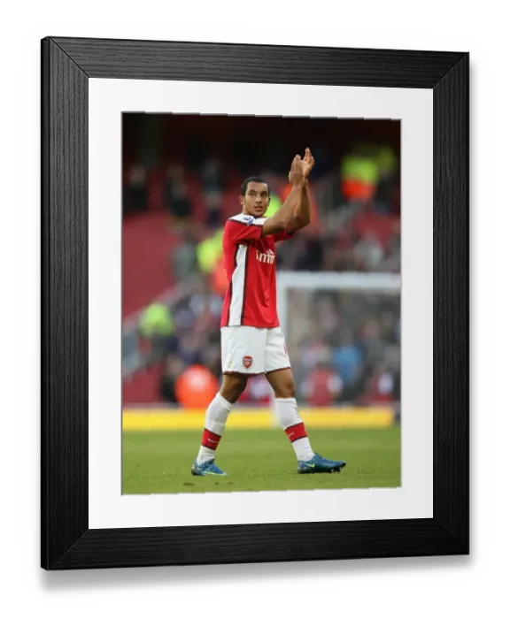 Framed Print : Arsenal goalkscorer Theo Walcott waves to the fans after the match