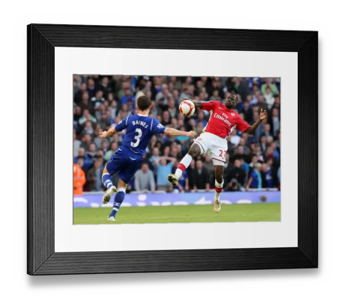 Framed Print : Emmanuel Eboue (Arsenal) Leighton Baines (Everton)