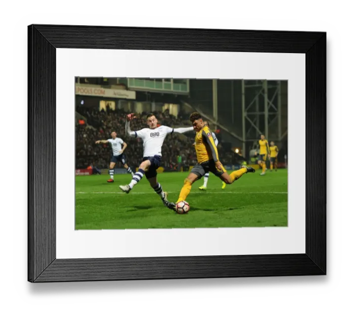 Framed Print : Arsenal's Oxlade-Chamberlain Faces Off Against Preston's Vermijl in FA Cup Clash
