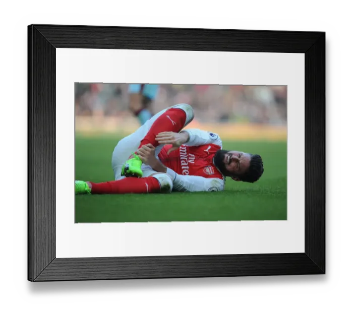 Framed Print : Arsenal's Olivier Giroud in Action during Premier League Clash Against Burnley (2016-17) Framed Print : Arsenal's Olivier Giroud in Action during Premier League Clash Against Burnley (2016-17)