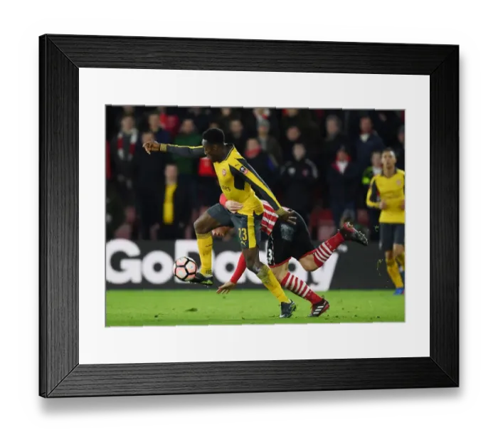 Framed Print : Arsenal's Danny Welbeck Outmaneuvers Southampton's Pierre-Emile Hojbjerg in FA Cup Clash