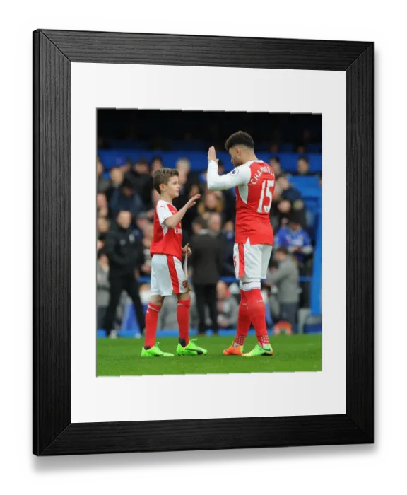 Framed Print : Arsenal mascot with Alex Oxlade-Chamberlain (Arsenal) Framed Print : Arsenal mascot with Alex Oxlade-Chamberlain (Arsenal)