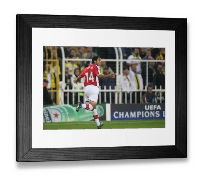 Framed Print : Theo Walcott celebrates scoring Arsenals 2nd goal