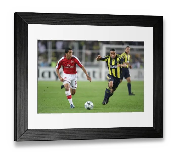 Framed Print : Theo Walcott (Arsenal) Claudio Maldonado (Fenerbahce) Framed Print : Theo Walcott (Arsenal) Claudio Maldonado (Fenerbahce)
