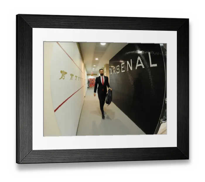 Framed Print : Arsenal's Olivier Giroud Prepares for Kick-off Against Hull City (Arsenal v Hull City, 2016-17)