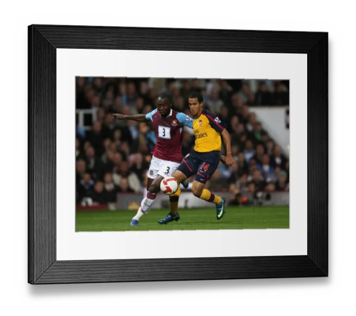 Framed Print : Theo Walcott (Arsenal) Herita Ilunga (West Ham) Framed Print : Theo Walcott (Arsenal) Herita Ilunga (West Ham)