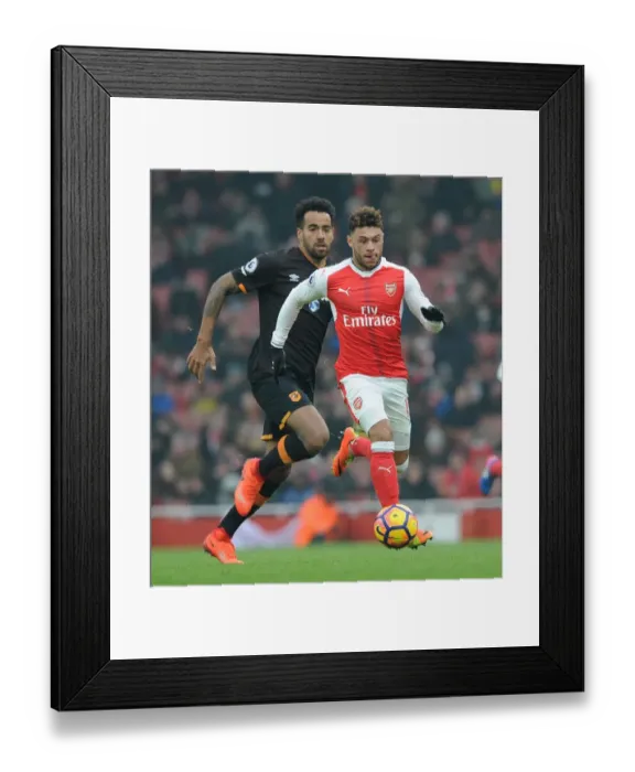 Framed Print : Arsenal's Oxlade-Chamberlain Clashes with Hull's Huddlestone in Premier League Showdown Framed Print : Arsenal's Oxlade-Chamberlain Clashes with Hull's Huddlestone in Premier League Showdown