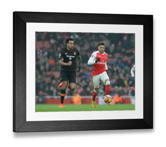 Framed Print : Arsenal vs Hull City: Oxlade-Chamberlain vs Huddlestone Clash in Premier League