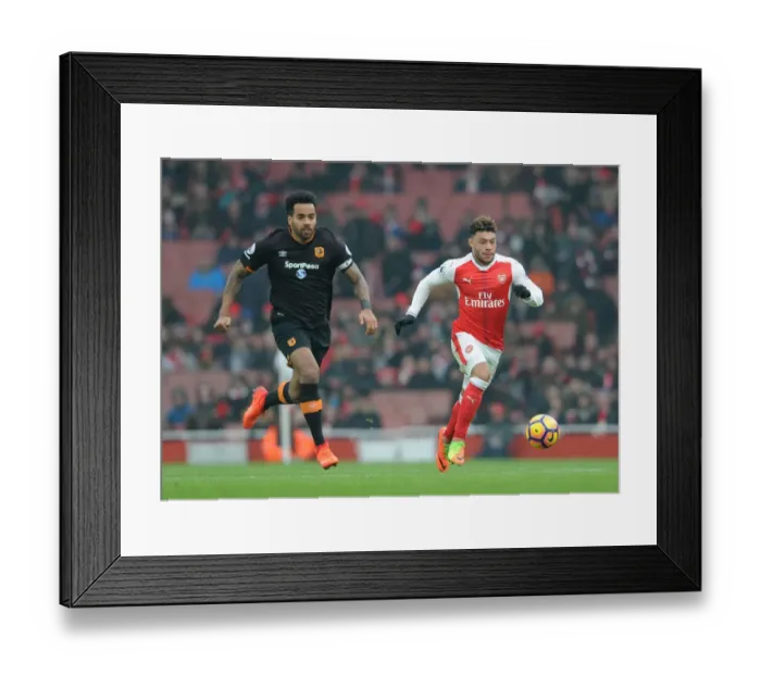 Framed Print : Arsenal vs Hull City: Oxlade-Chamberlain Faces Huddlestone in Premier League Clash