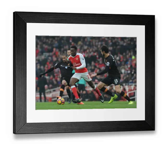 Framed Print : Arsenal vs Hull City: Welbeck Takes on Ranocchia in Premier League Clash
