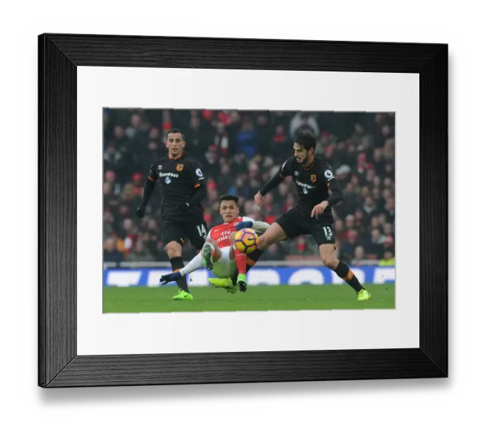 Framed Print : Sanchez's Determined Battle Against Hull Defenders at Emirates Stadium