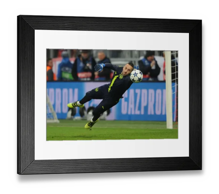 Framed Print : Arsenal's David Opsina Warming Up Ahead of Bayern Munich Clash in Champions League Framed Print : Arsenal's David Opsina Warming Up Ahead of Bayern Munich Clash in Champions League