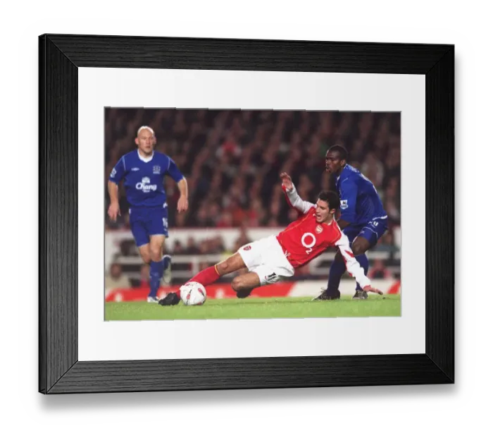 Framed Print : Robin van Persie (Arsenal) Yoseph Yobo (Everton). Arsenal 3: 1 Everton Framed Print : Robin van Persie (Arsenal) Yoseph Yobo (Everton). Arsenal 3: 1 Everton