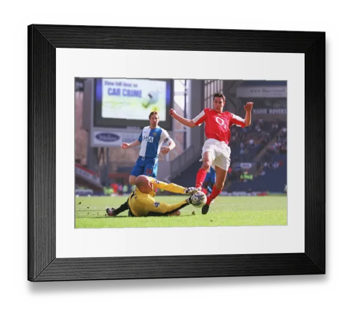 Framed Print : Arsenal FC: The Team - Deadly Striker: Robin van Persie Framed Print : Arsenal FC: The Team - Deadly Striker: Robin van Persie