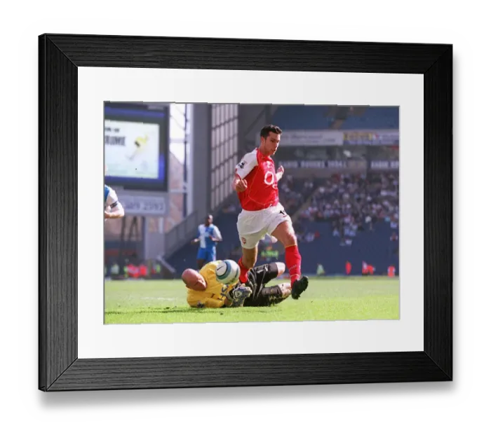 Framed Print : Arsenal's Unforgettable Striker: Robin van Persie