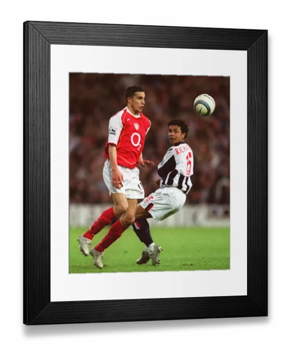Framed Print : Robin van Persie (Arsenal) Kieran Richardson (WBA)