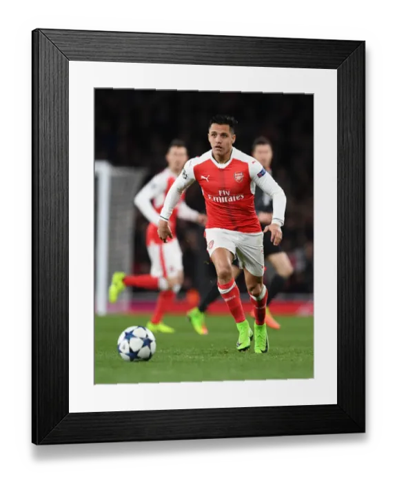 Framed Print : Arsenal's Alexis Sanchez in Action against Bayern Munich, UEFA Champions League 2016-17