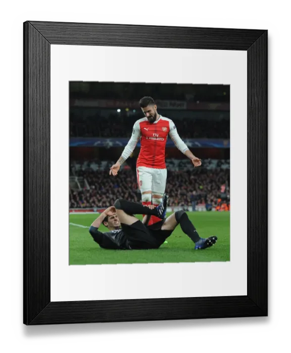 Framed Print : Olivier Giroud (Arsenal) Javi Martinez (Bayern)
