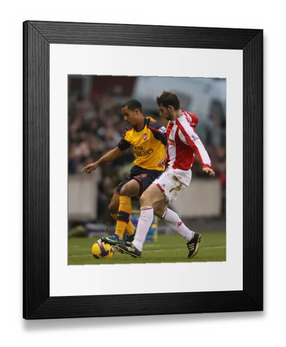 Framed Print : Theo Walcott (Arsenal) Rory Delap (Stoke)